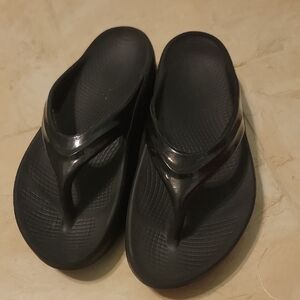 Oofos Black Flip Flop Sandals